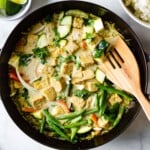Tempeh and vegetables with green curry.