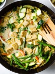 Tempeh and vegetables with green curry.